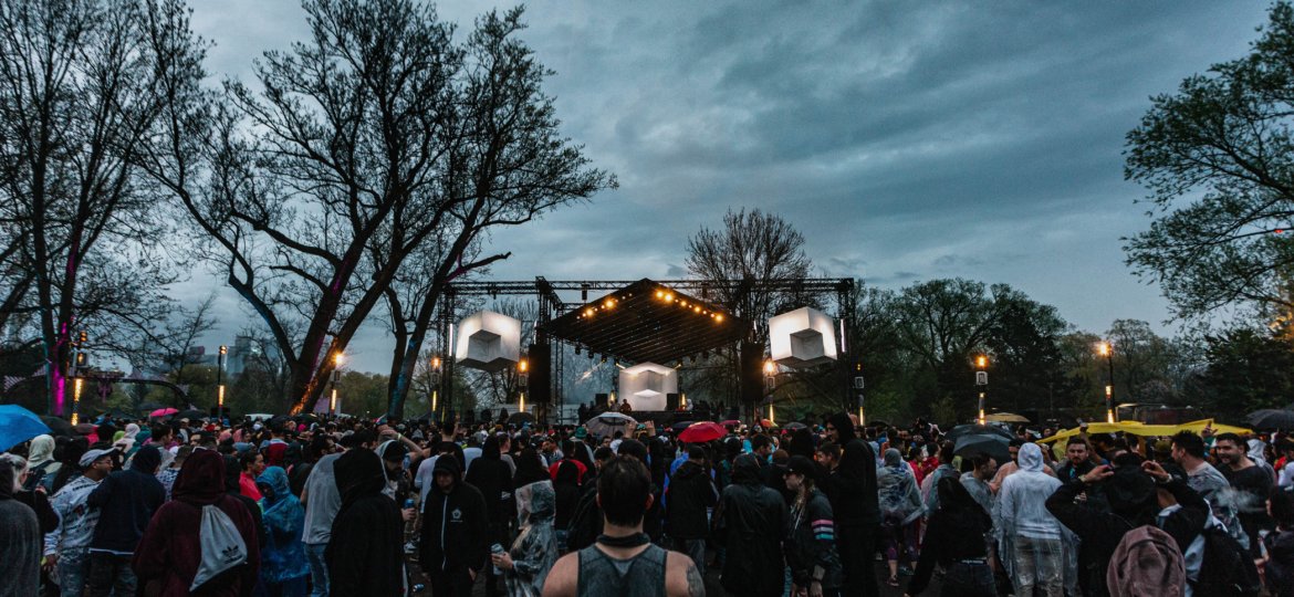 clouds concert crowd 2342400